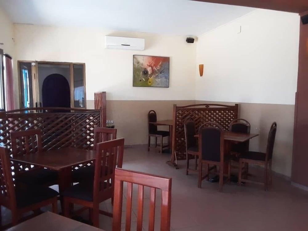 Acropole Hotel Котону Екстериор снимка