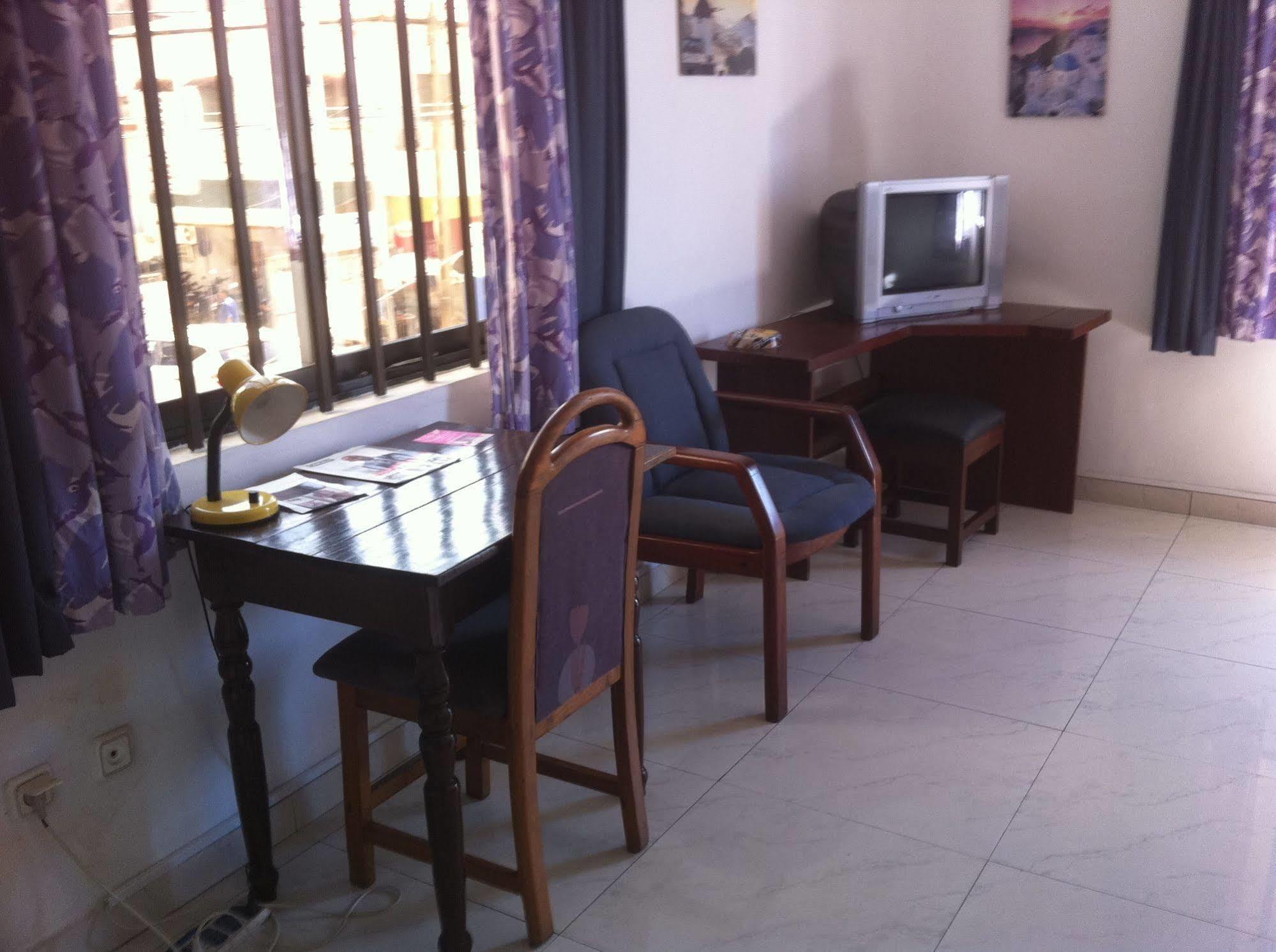 Acropole Hotel Котону Екстериор снимка